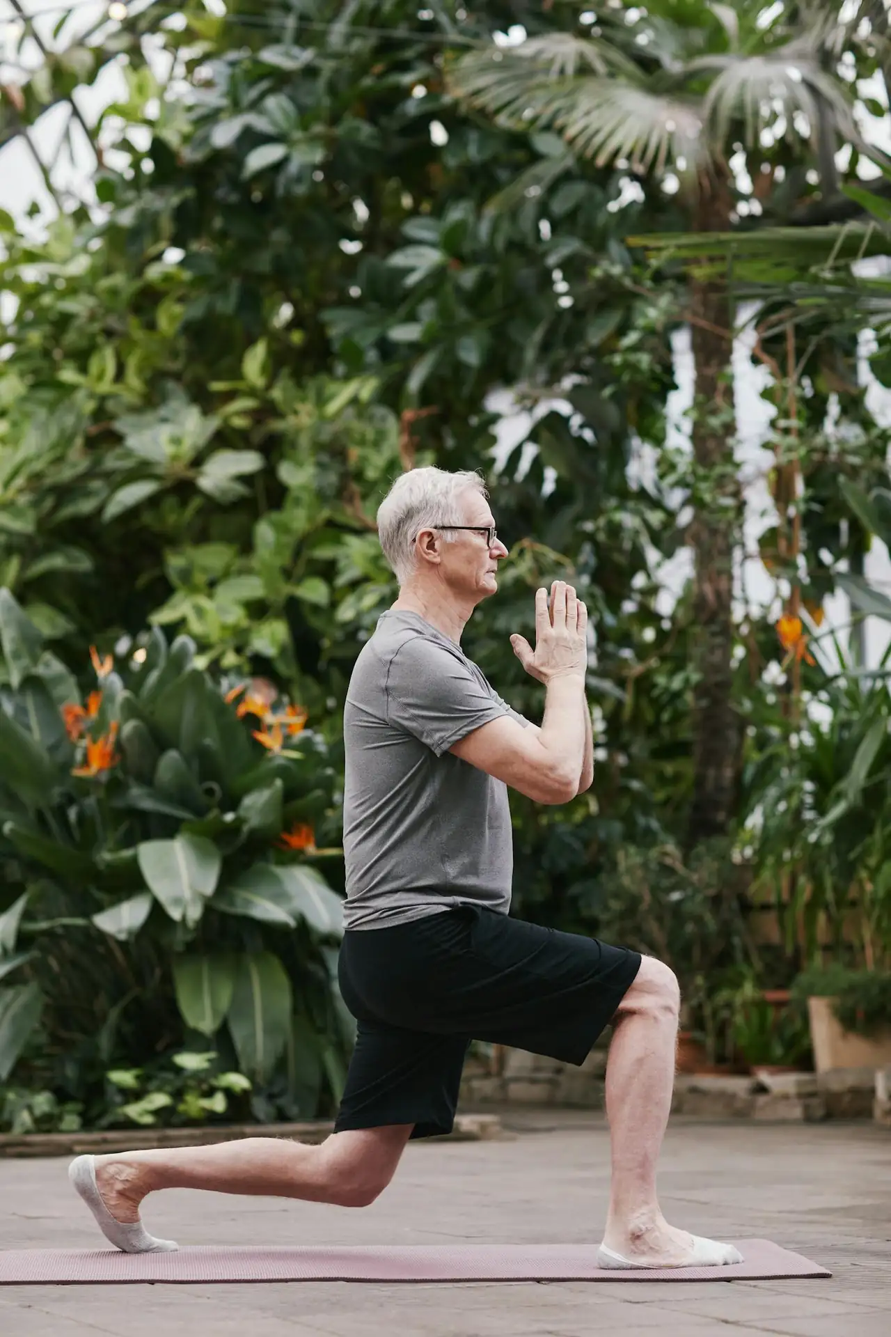Aula de Pilates em grupo com instrutora guiando as alunas